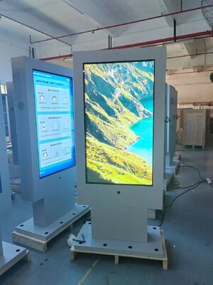 Signalisation numérique LCD extérieure de 85 65 55 43 pouces avec 2500Cd/m2 Lumière et angle de vision de 178°/178° Propulsé par un processeur quad-core Cortex-A17