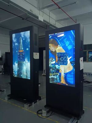 Signalisation numérique LCD extérieure de 85 65 55 43 pouces avec 2500Cd/m2 Lumière et angle de vision de 178°/178° Propulsé par un processeur quad-core Cortex-A17