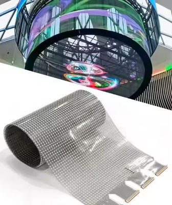 Film d'affichage LED transparent pliable IP65 Noté 5000 nits Lumière ultra-mince 3,9 mm Conception facile d'installation pour les surfaces courbes